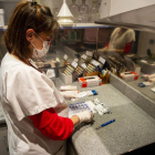 Núria Pera, la farmacéutica de la farmacia Pera Ysac en Vilanova de la Barca, preparando uno de los blísteres que ofrece a sus clientes.