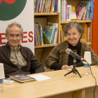 Els escriptors pallaresos Pep Coll i Maria Barbal, ahir a la llibreria Caselles de Lleida.