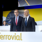 El conseller delegat de Ferrovial, Ignacio Madridejos (esquerra) i el president de Ferrovial, Rafael del Pino, abans de començar la segona convocatòria de la Junta General Ordinaria d'Accionistes de Ferrovial.