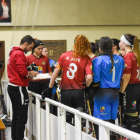 Miquel Serret, entrenador de l’Alpicat, dona instruccions a les jugadores dimarts passat a Vila-sana.