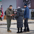 Volodímir Zelenski ret homenatge a les víctimes de la guerra i a les famílies de soldats morts.