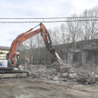 Una excavadora ultimant ahir al migdia la demolició de la sitja, de la qual gairebé només quedava runa.