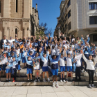 Albert Costa, autoridades y alumnos de Lestonnac posan en la plaza Sant Joan después de la presentación del torneo.