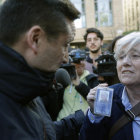 Clara Ponsatí muestra su acreditación de eurodiputada al agente de los Mossos que la detuvo.
