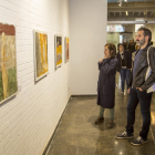 El público, apreciando ayer las obras de Josep Minguell en la inauguración de la exposición.