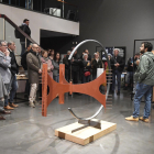 Inauguración en el Museu de Lleida, con la escultura en primer plano que Viladot regaló a Vallverdú.