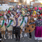 Centenares de vecinos de Pardinyes disfrutaron a lo grande de su fiesta de Carnaval.