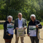 Representantes de la coral Maristes y el regidor Jaume Rutllant. 