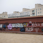 La parte posterior del edificio del antiguo Lauren está repleto de pintadas.