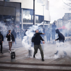 Un manifestante lanzando un bote de gas lacrimógeno durante la protesta de ayer en París.