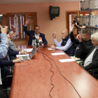 Els cinc regidors del consistori de Biosca al Ple votant a favor del canvi del municipi a la comarca del Solsonès