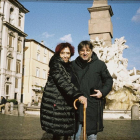 Maruja Torres, amb Jordi Évole passejant per Roma.
