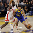 Klay Thompson bota el balón ante Usman Garuba.