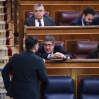 El portavoz de ERC en el Congreso, Gabriel Rufián, conversa con el portavoz del PSOE, Patxi López, durante una sesión plenaria.