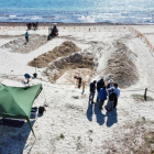 Fotografías de las excavaciones en la fosa en la playa de sa Coma, en Sant Llorenç des Cardassar. 