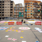 Vista general del mural que estan pintant al paviment de la plaça del Clot de les Granotes.