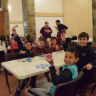Alumnos de la escuela Pau Claris de La Seu disfrutaron ayer con los juegos de mesa del festival.
