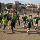 Un grupo de niños estrenando ayer la nueva pista de atletismo de Tàrrega.
