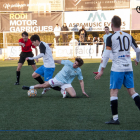 Un jugador del Alguaire se lanza al suelo y se lleva el balón ante la atenta mirada del árbitro.