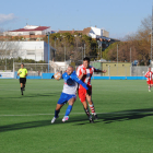 Adrià Fernández, autor de un gol, pugna con un jugador rival por el control del balón.
