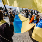 Un millar de ucranianos se manifestaron ayer en Madrid para pedir el fin de la guerra.