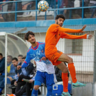 Una jugada del partit de la primera volta que es va disputar al Municipal de Mollerussa.