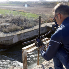 Un regador dona l'aigua del Canal d'Urgell el primer dia de la campanya de reg.