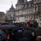 Multitud de personas protestan en el centro de París tras la resolución del Consejo Constitucional.