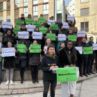 Protesta de la PAH de Lleida para denunciar una supuesta agresión racista en Pardinyes