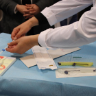 Les professionals del Servei a la Salut Sexual i Reproductiva del CAP Manso de Barcelona mostren els diferents mètodes anticonceptius de llarga durada.