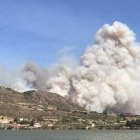 Bomberos de la Generalitat y de Aragón trabajan en un incendio entre Mequinenza y la Granja d'Escarp