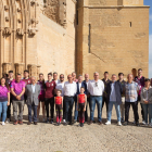 L’alcalde Miquel Pueyo, amb representants de deu clubs de la ciutat de Lleida, davant de la Porta dels Apòstols.