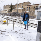 Un home abocant sal ahir a Sant Guim de Freixenet després de la nevada.