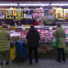 Els consumidors cada vegada comparen més els preus i busquen ofertes a l’hora d’omplir els carros de la compra.