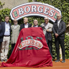 Membres de la família Pont posen abans de començar la festa a Tàrrega que va consagrar el canvi de generació.