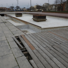 Pavimento en mal estado. Una parte de las baldosas de madera del cubrimiento de las vías, entre la calle Rosa Parks y Prat de la Riba, están levantadas y en mal estado.