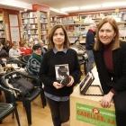 Marta Orriols, ayer en la librería Caselles de Lleida con su nueva novela, acompañada por Maite Alarcón.
