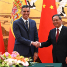 El presidente del Gobierno español, Pedro Sánchez, y el primer ministro chino, Li Qiang, en Pekín.