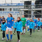 Nadia, amb dos jugadores de la base, en el partit davant del Barça B.