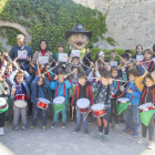 Els Targalets de l’Associació Guixanet, ahir al Mas de Colom de Tàrrega, escenari del conte.