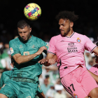 Guido Rodríguez lucha un balón ante Martin Braithwaite.