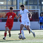 Pau Solanes, del Balaguer, controla la pilota ahir davant la pressió d’Alfa, capità de l’Alpicat.