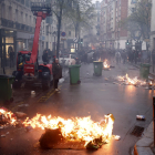 Contenedores ardiendo durante los enfrentamientos el viernes entre la policía y los manifestantes.