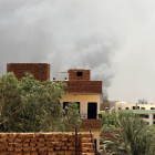 Fum en diversos edificis de Khartum, capital del Sudan.