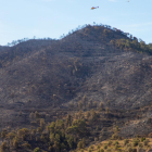 Medios aéreos de los Bomberos durante las tareas de extinción ayer en La Granja d’Escarp. 