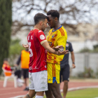 Alpha se encara con un jugador del Ibiza tras una acción del partido.