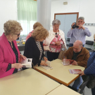 L’escriptor va firmar exemplars d’‘Acaçar la boira’ després del ‘bateig’ de la biblioteca.