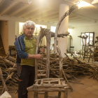L’artista Jordi Rocosa, ahir a Lo Pardal d’Agramunt en plena creació de cadires de fusta.