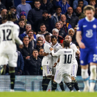 Els jugadors madridistes celebren un dels dos gols de Rodrygo.