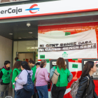 Activistas de la PAH entraron en una oficina bancaria, ayer. 